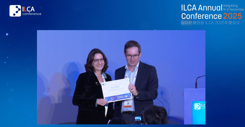 Asier Rabasco receiving award